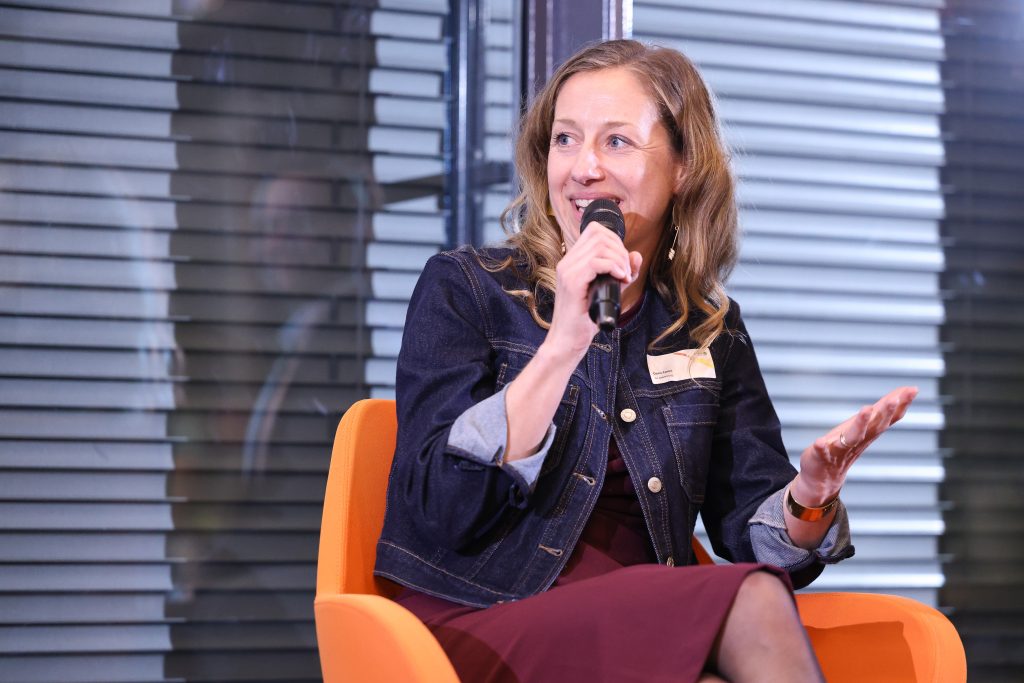 Doris Carini spricht während der Paneldiskussion in ein Mikrofon