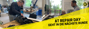 Mitarbeiter*innen und Studierende reparieren gemeinsam alte Gegenstände