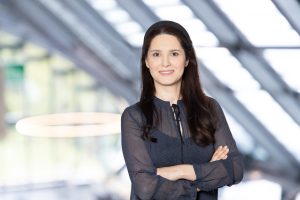 Porträtfoto von Julia Lenhard