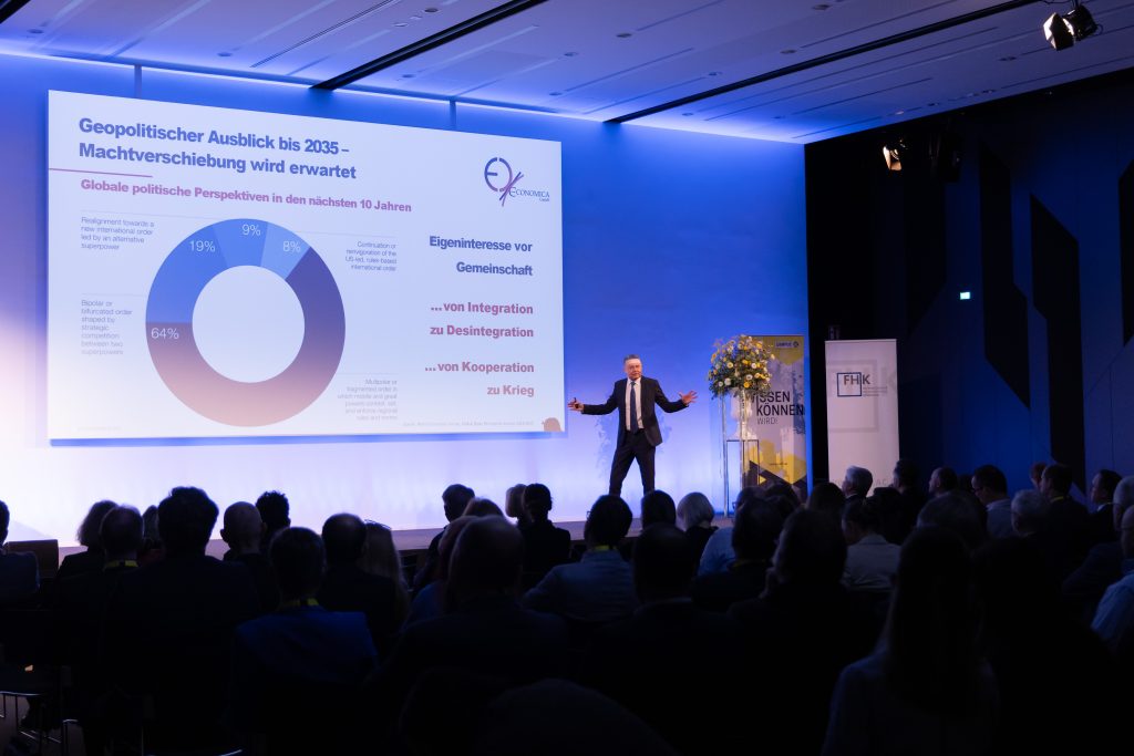 Keynotespeaker auf der Bühne im Europasaal