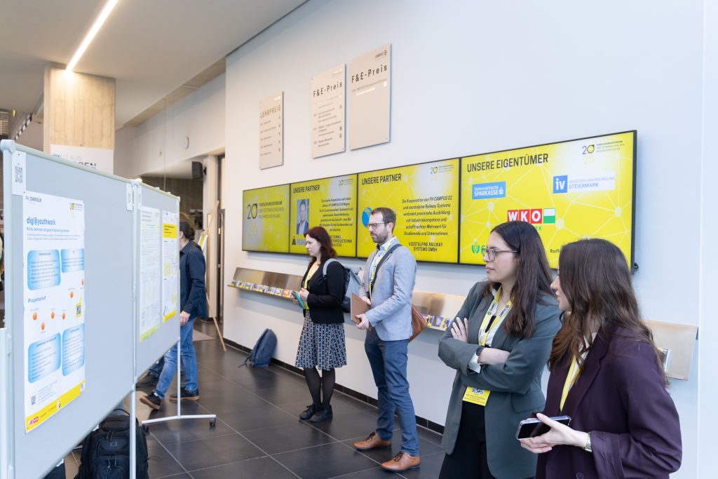 Personen betrachten Poster in der Posterausstellung