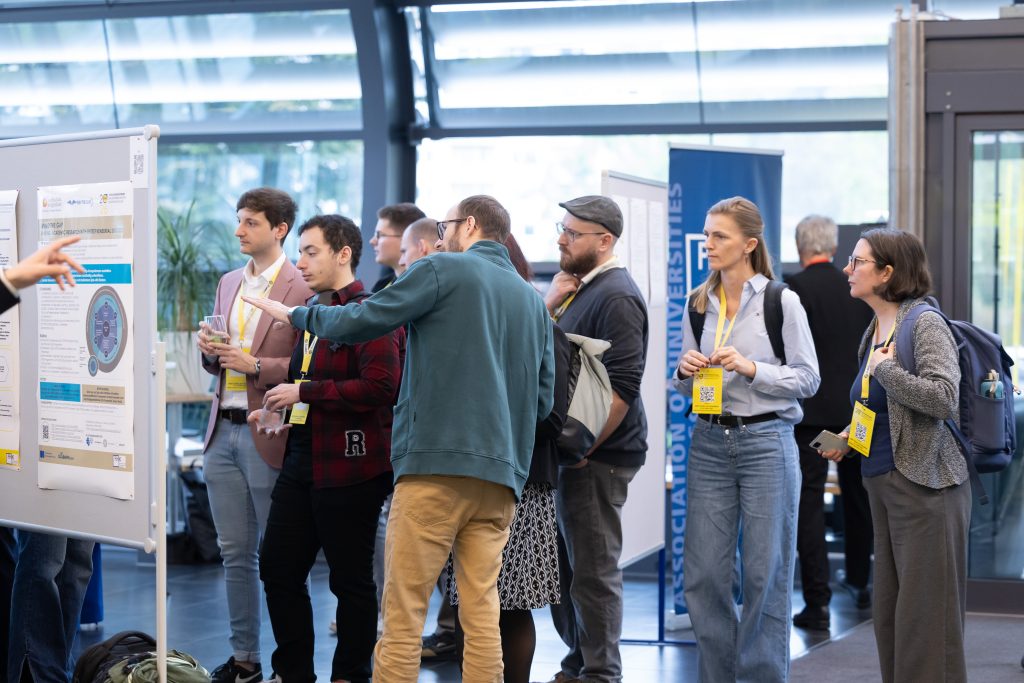 Personen betrachten Poster in der Posterausstellung