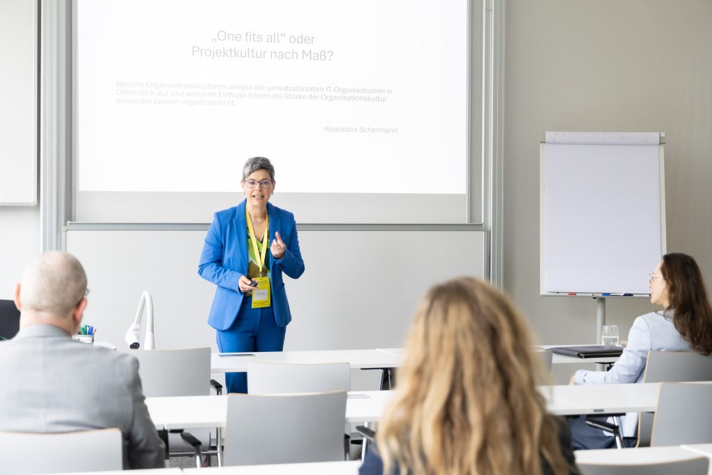 Person präsentiert im Hörsaal ein Forschungsprojekt