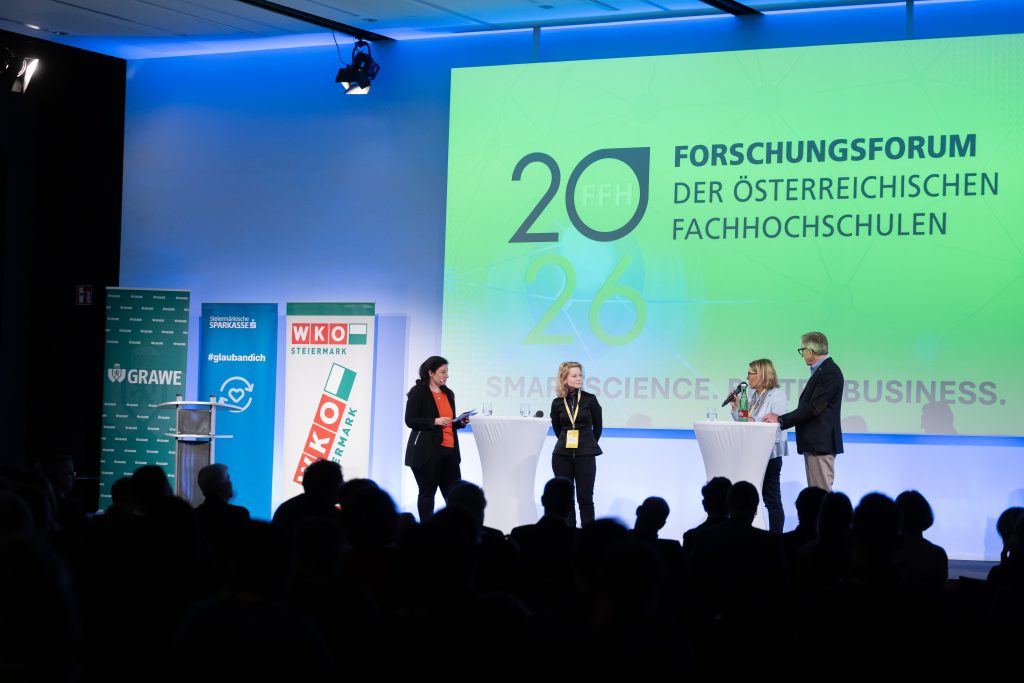 Diskussionsrunde auf der Bühne im Europasaal