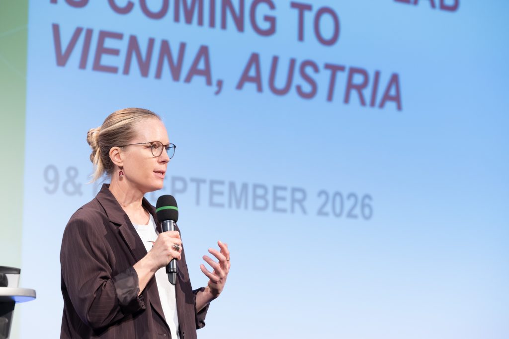 Frau steht auf der Bühne und spricht