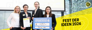 Schüler*innen halten auf der Bühne ihren Preis und die Urkunde