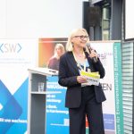 Vertreter*innen der Wirtschaft reden auf der Bühne
