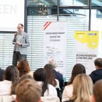 Lehrender der FH CAMPUS 02 spricht auf der Bühne