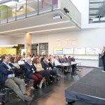 Das Publikum hört zu