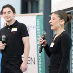 zwei Schüler*innen reden in ein Mikrophon