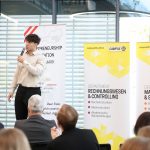 Schüler steht auf der Bühne und stellt seine Idee vor