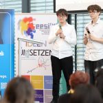 Schüler*innen reden auf der Bühne