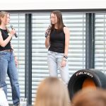Schüler*innen reden auf der Bühne