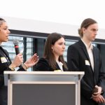 Schüler*innen reden auf der Bühne