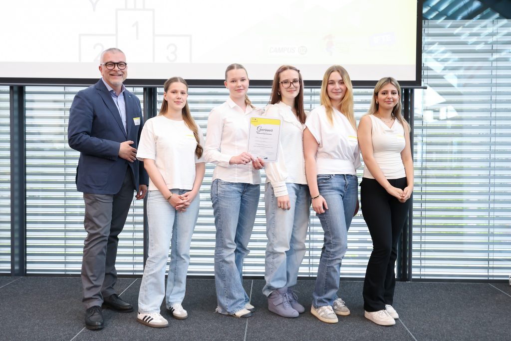 Schüler*innen auf der Bühne