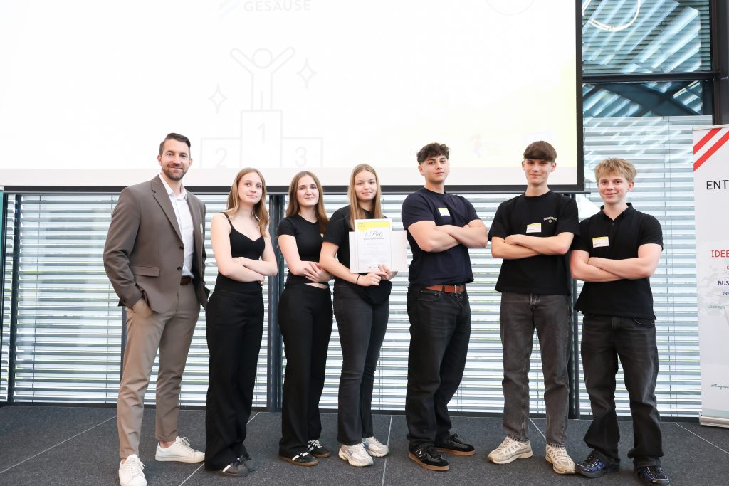 Schüler*innen auf der Bühne der Kategorie "We grow together"
