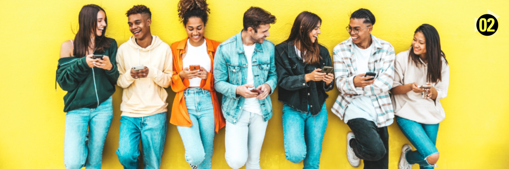Studierende lachen und haben ihr Handy in der Hand